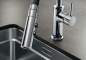 Preview: SW24 - Catris S Flexo mattschwarz (525793) eingebaut in Musterküche. Detail Brause.